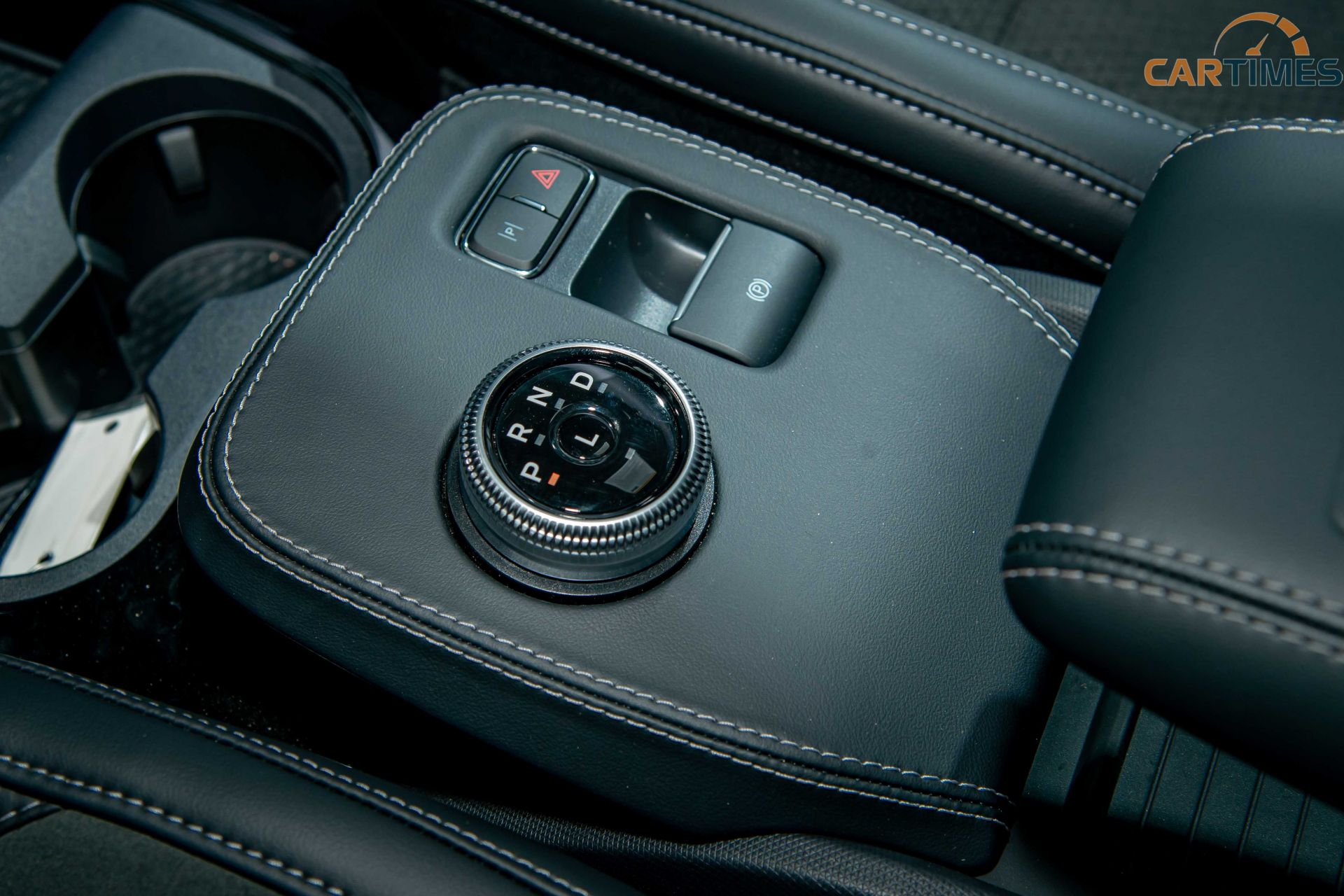 Khu vực cần số xe Ford Mustang Mach E GT