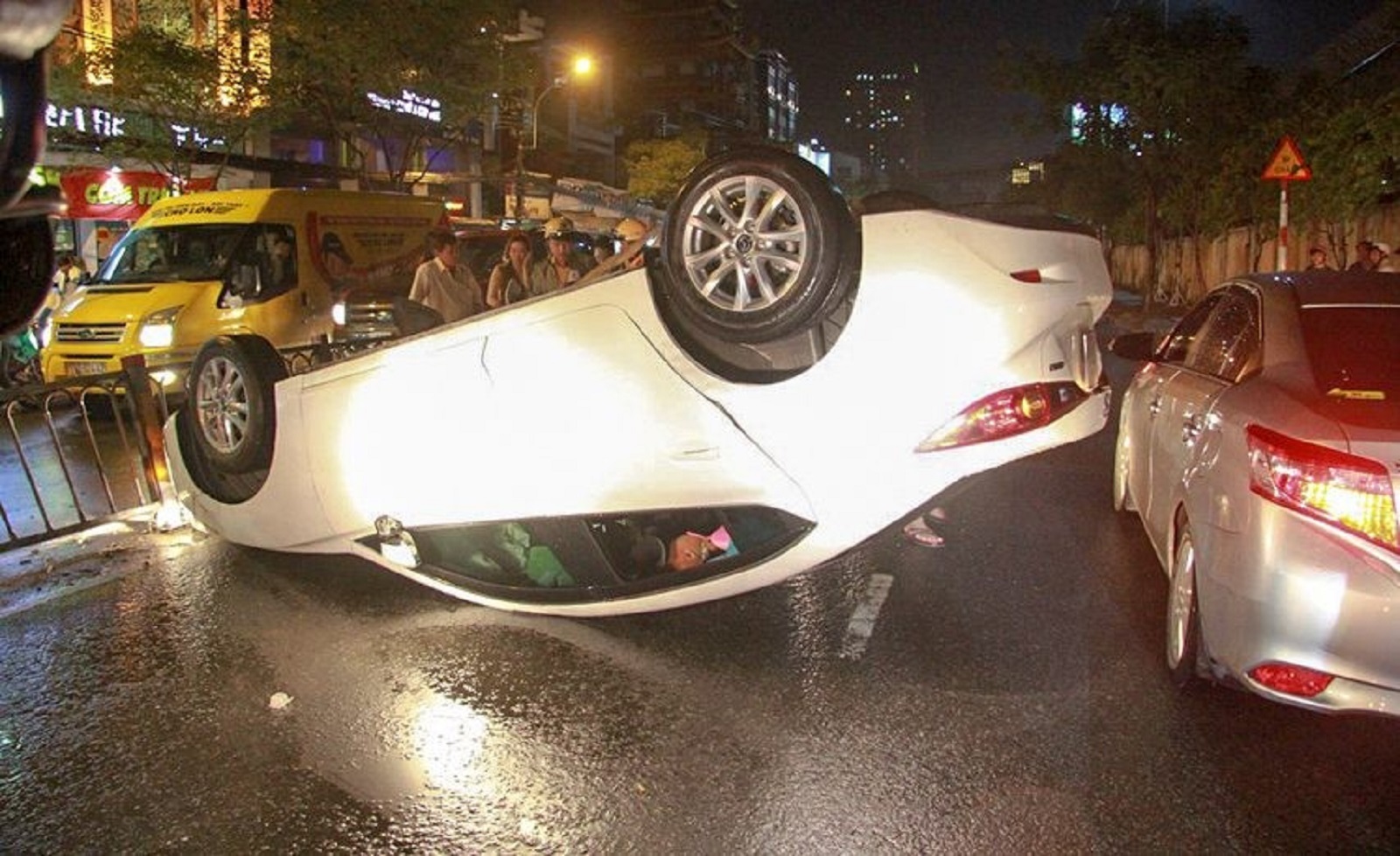 xe bị lật