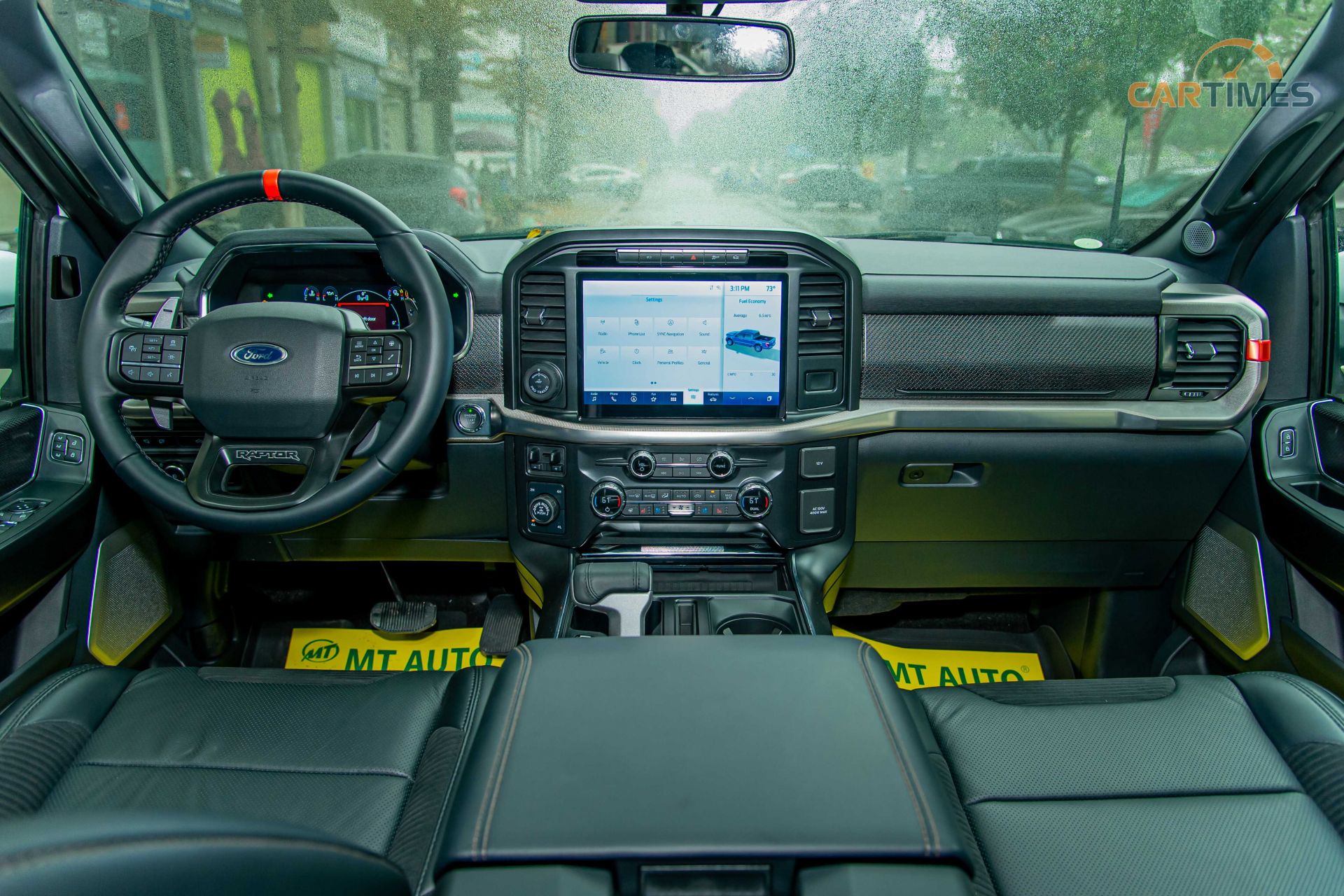 Hàng ghế trước của xe Ford F-150 Raptor 2022