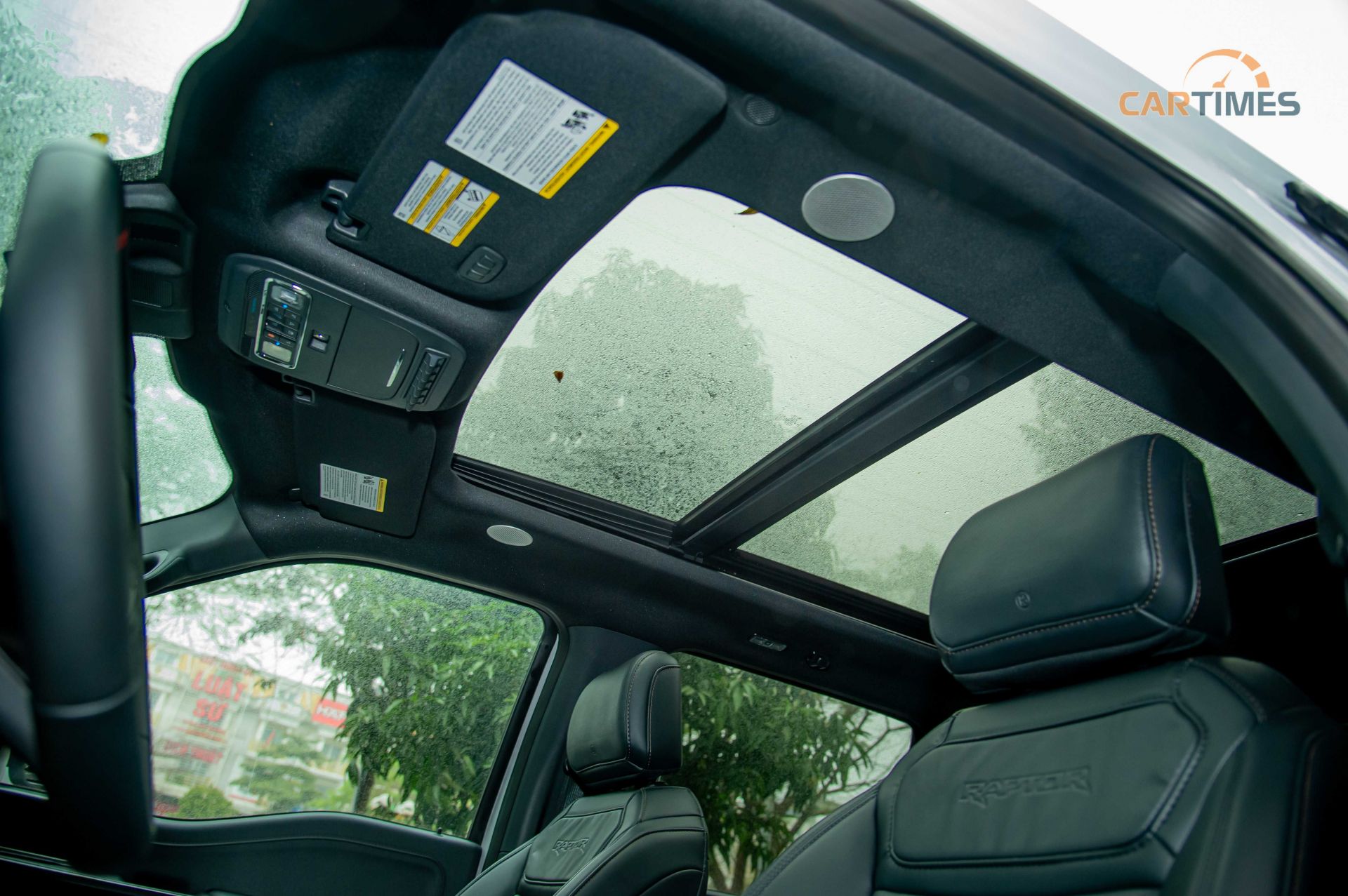 Cửa sổ trời toàn cảnh trên Ford F-150 Raptor 2022