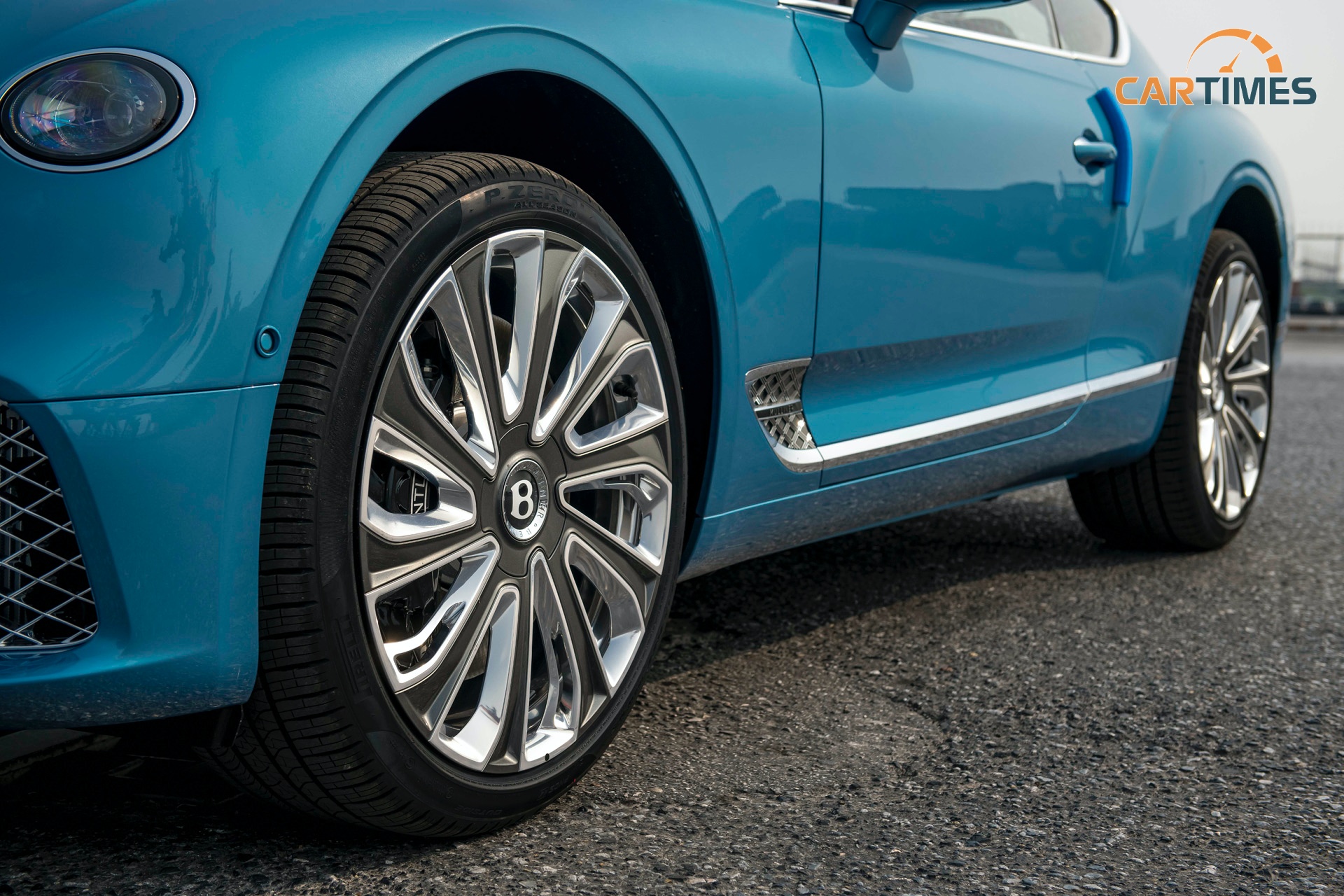 La zăng xe Bentley Continental GT V8 Mulliner 2022