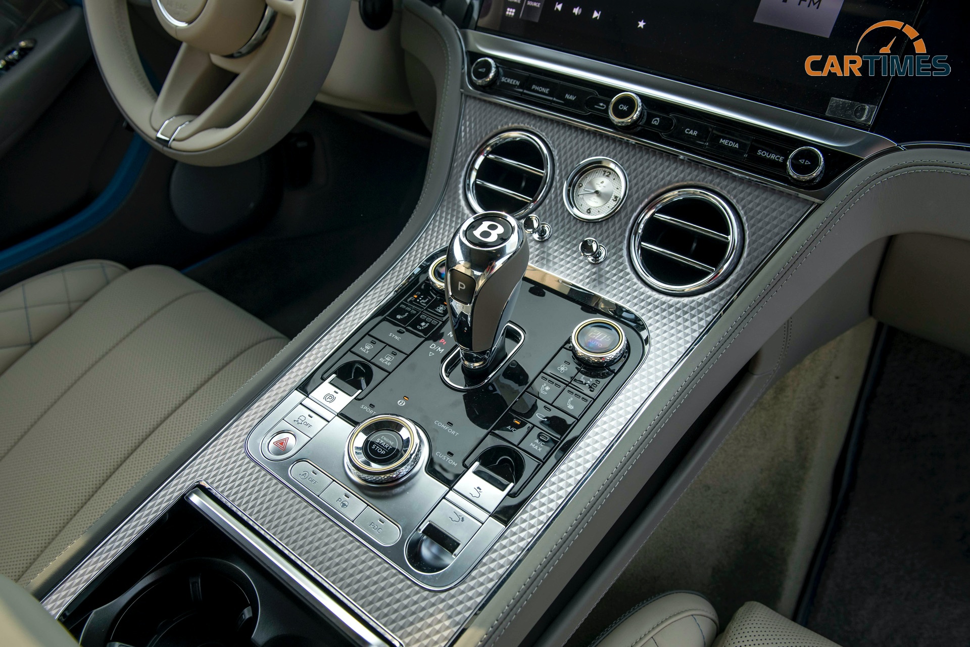 Bảng điều khiển trung tâm xe Bentley Continental GT V8 Mulliner 2022