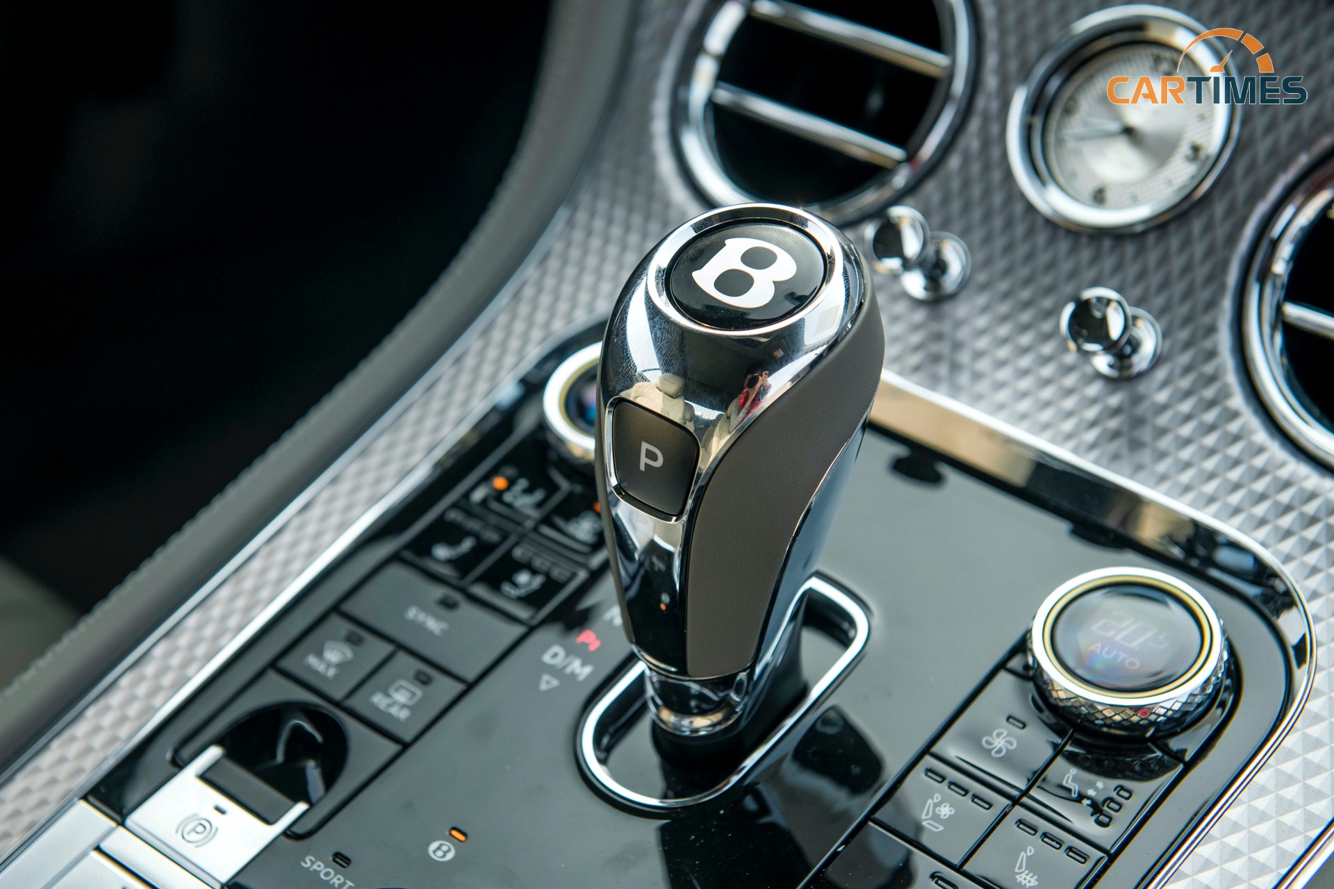 Cần số xe Bentley Continental GT V8 Mulliner 2022