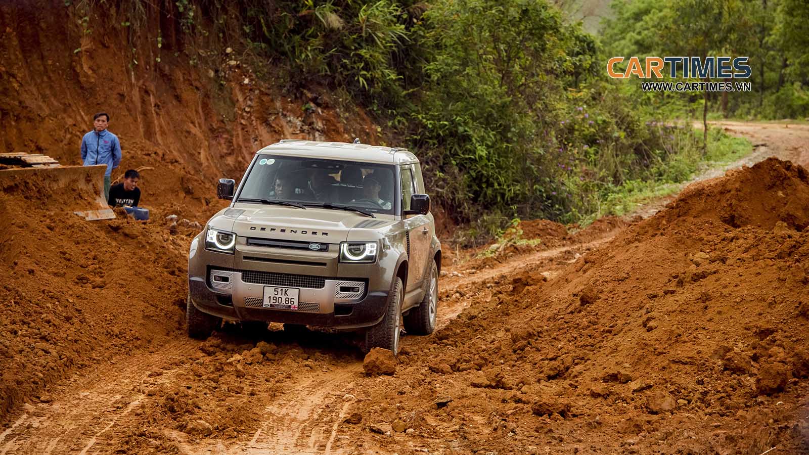 Land Rover Defender xứng danh "Vua offroad"