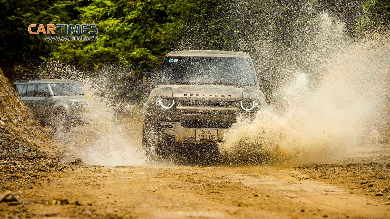 Land Rover Defender xứng danh "Vua offroad"