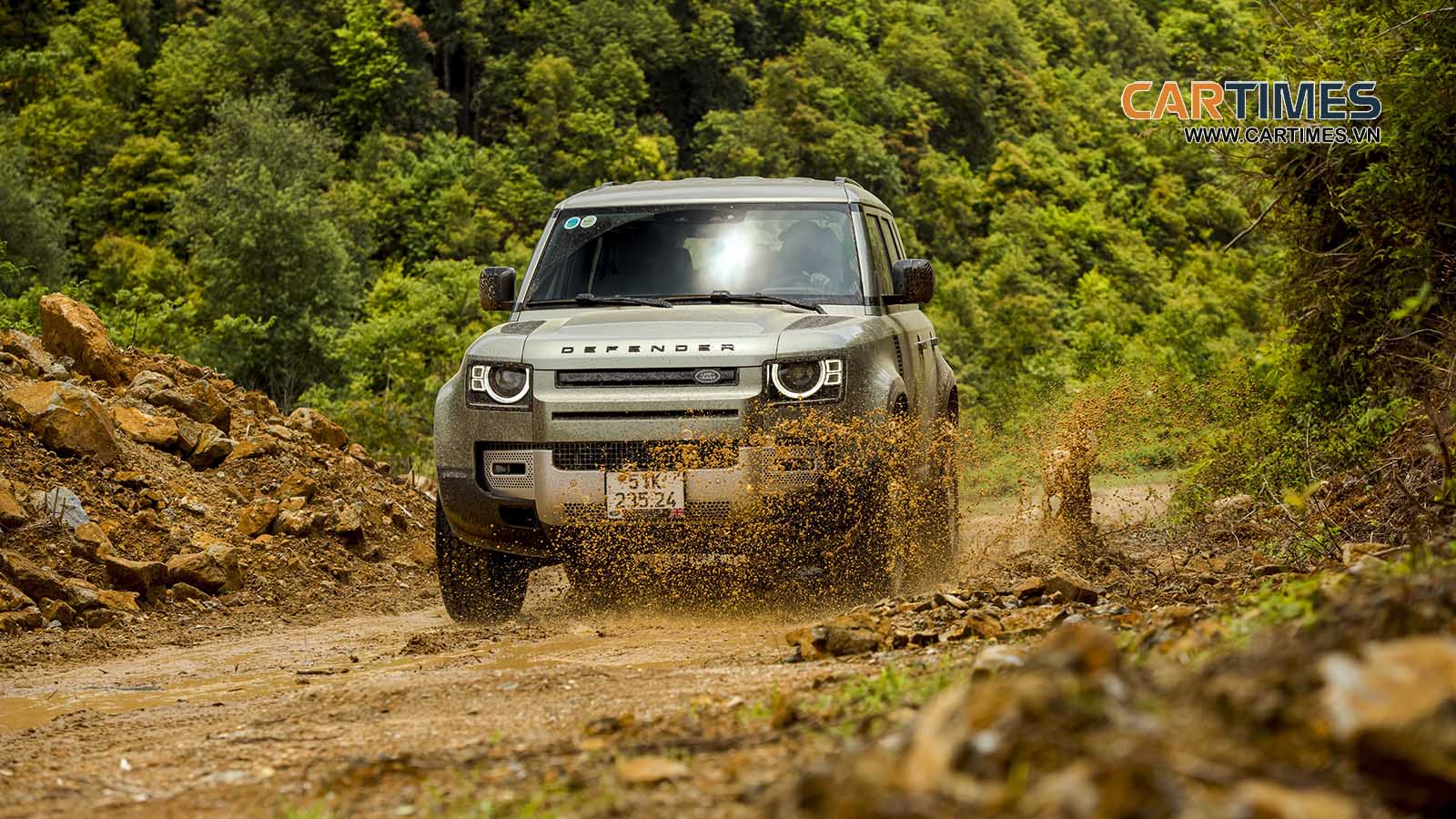Đường khó là thế, nhưng Defender là chiếc xe dành cho đi offroad lại càng được dịp “thể hiện”