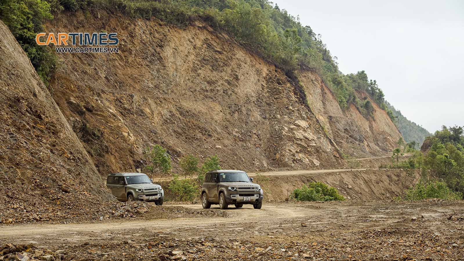 Đường khó là thế, nhưng Defender là chiếc xe dành cho đi offroad lại càng được dịp “thể hiện”