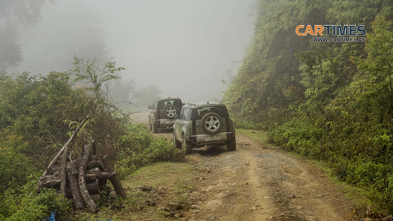 Đường khó là thế, nhưng Defender là chiếc xe dành cho đi offroad lại càng được dịp “thể hiện”