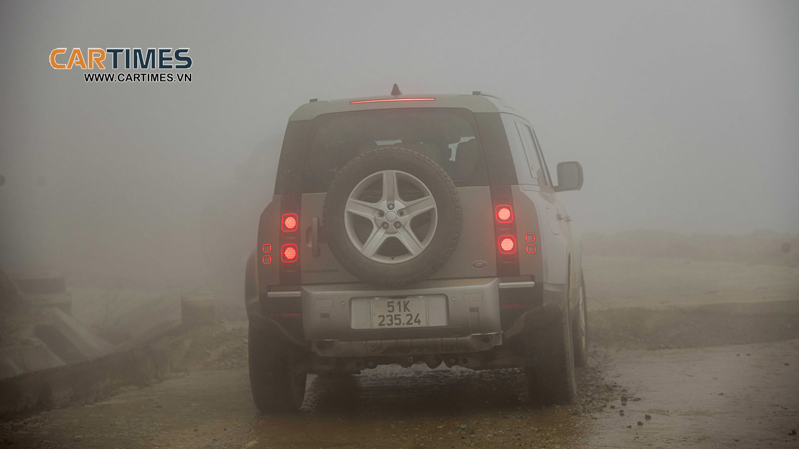 Land Rover Defender offroad