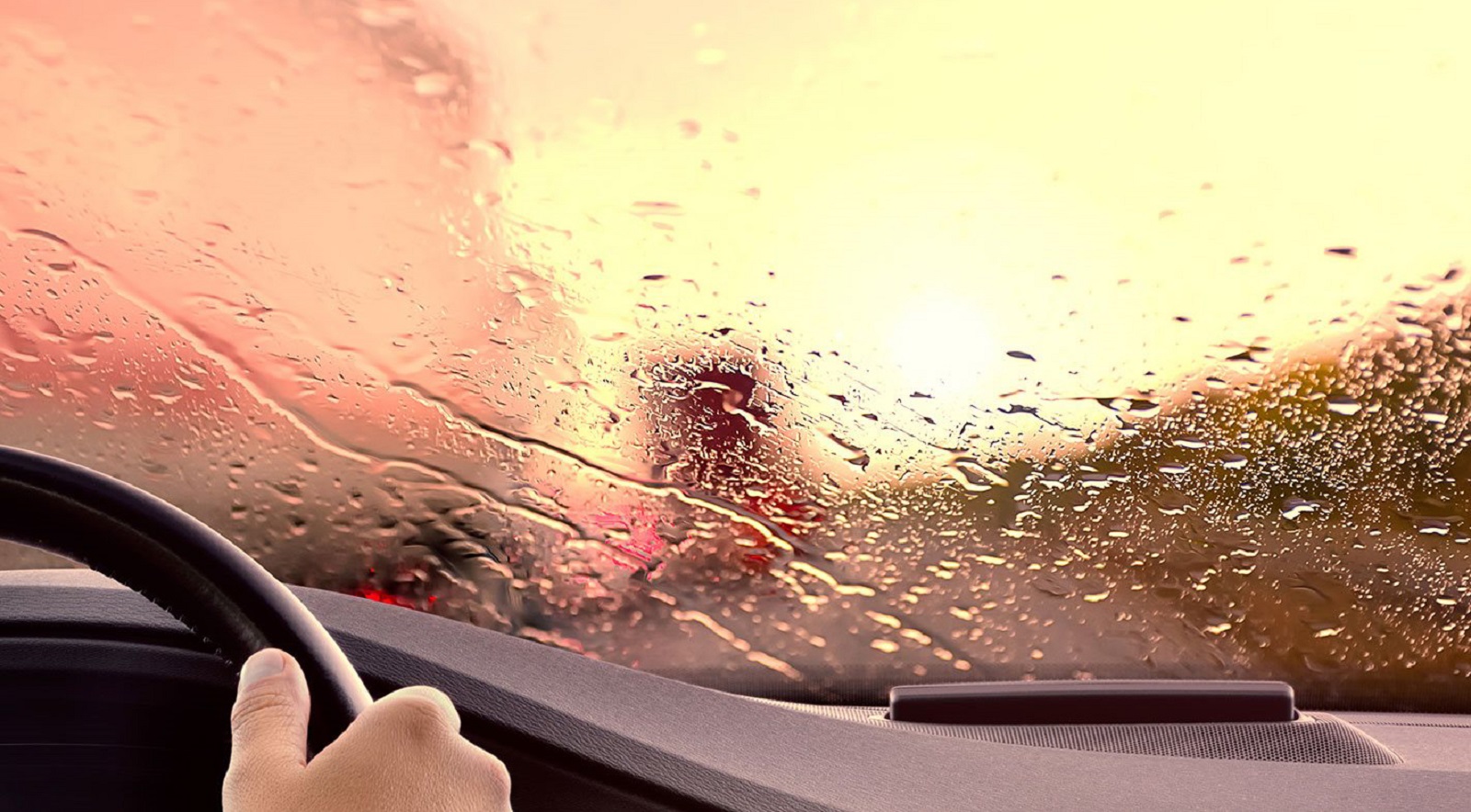 lái xe trời mưa