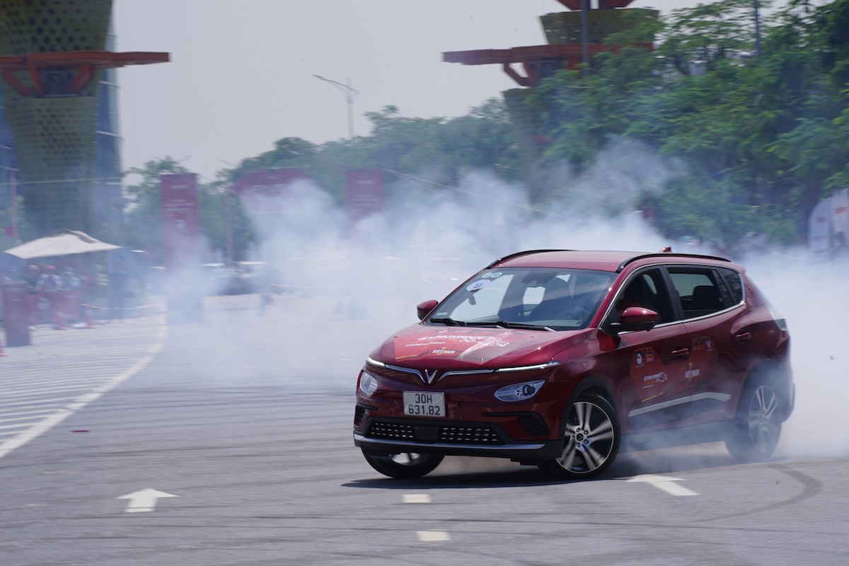 VF e34 cho thấy khả năng giữ thăng bằng rất tốt