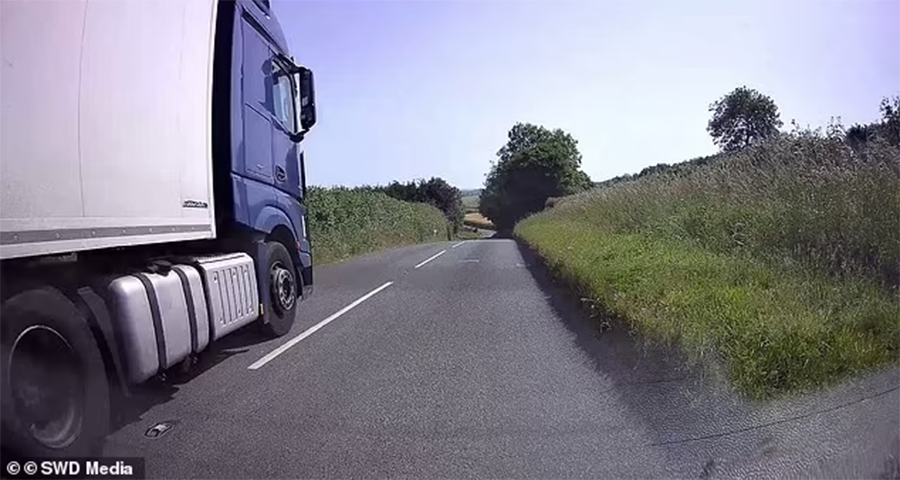 Tài xế xe tải đánh lái tránh cú đâm trực diện