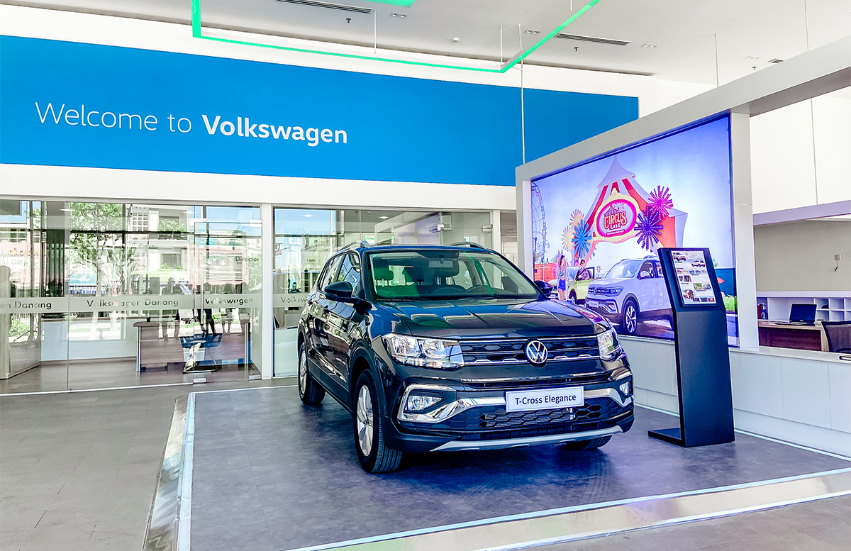 3. Tân binh T-Cross trưng bày tại showroom theo tiêu chuẩn nhận diện thương hiệu mới