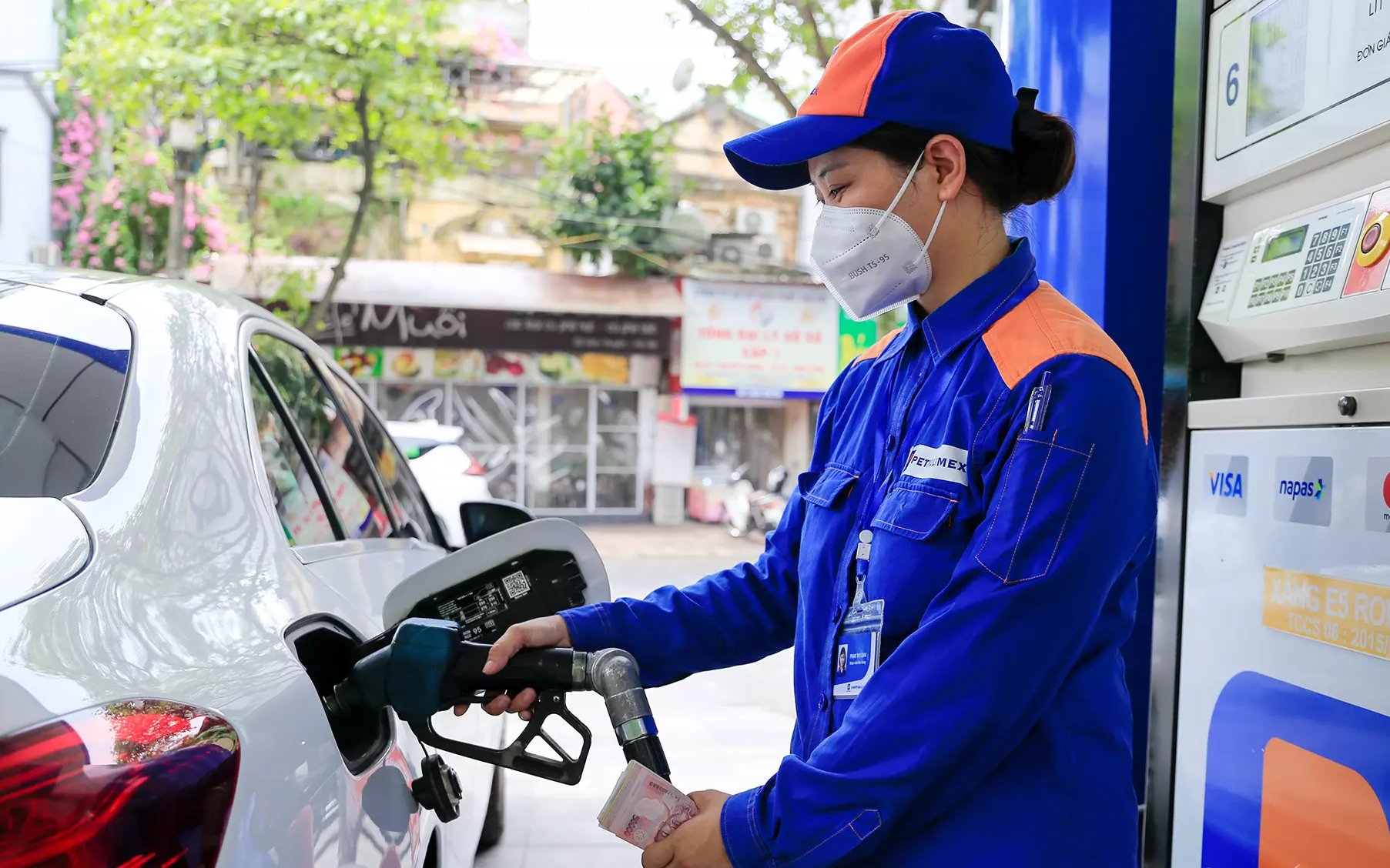 Giá xăng tiếp tục giảm cuối tháng 7/2022