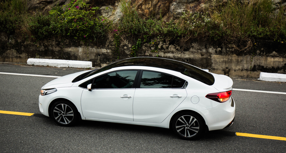 Kia Cerato SMT màu trắng